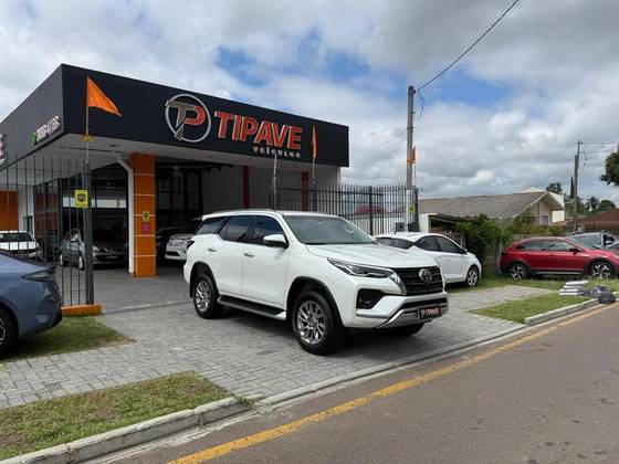 TOYOTA HILUX SW4 2.8 D-4D TURBO DIESEL SRX 7L 4X4 AUTOMÁTICO